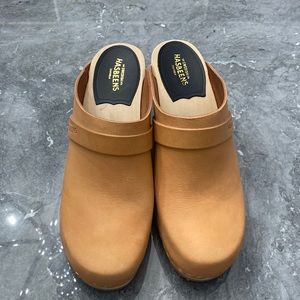 Never worn Swedish Hasbeens